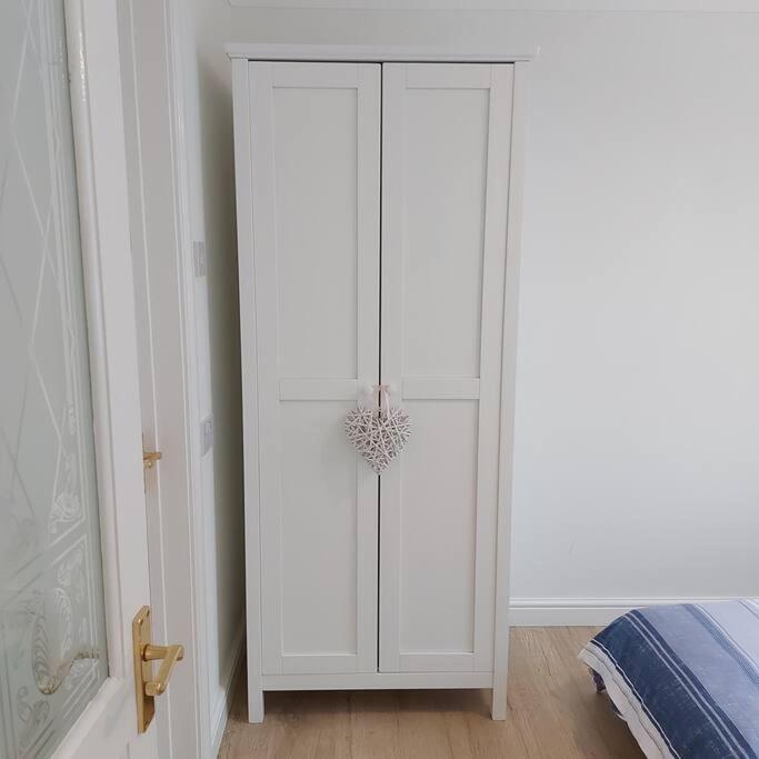 Cheerful, Cosy, One Bedroom Home With Patio And Parking Newbury  Luaran gambar